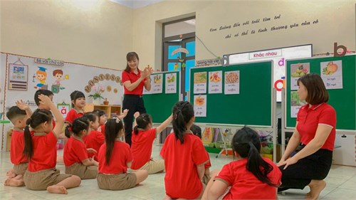 TIẾT HỌC ỨNG DỤNG PHƯƠNG PHÁP MONTESSORI VÀO DẠY CHỮ CÁI CHO TRẺ 5-6 TUỔI CỦA MẪU gIÁO LỚN A2
